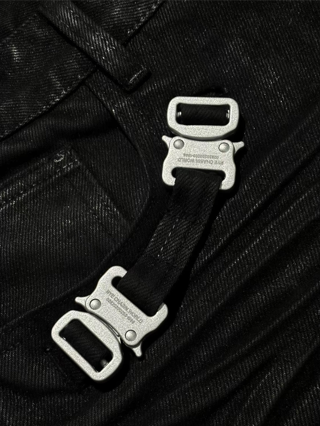 BUCKLE RUCHED COATED PANTS
