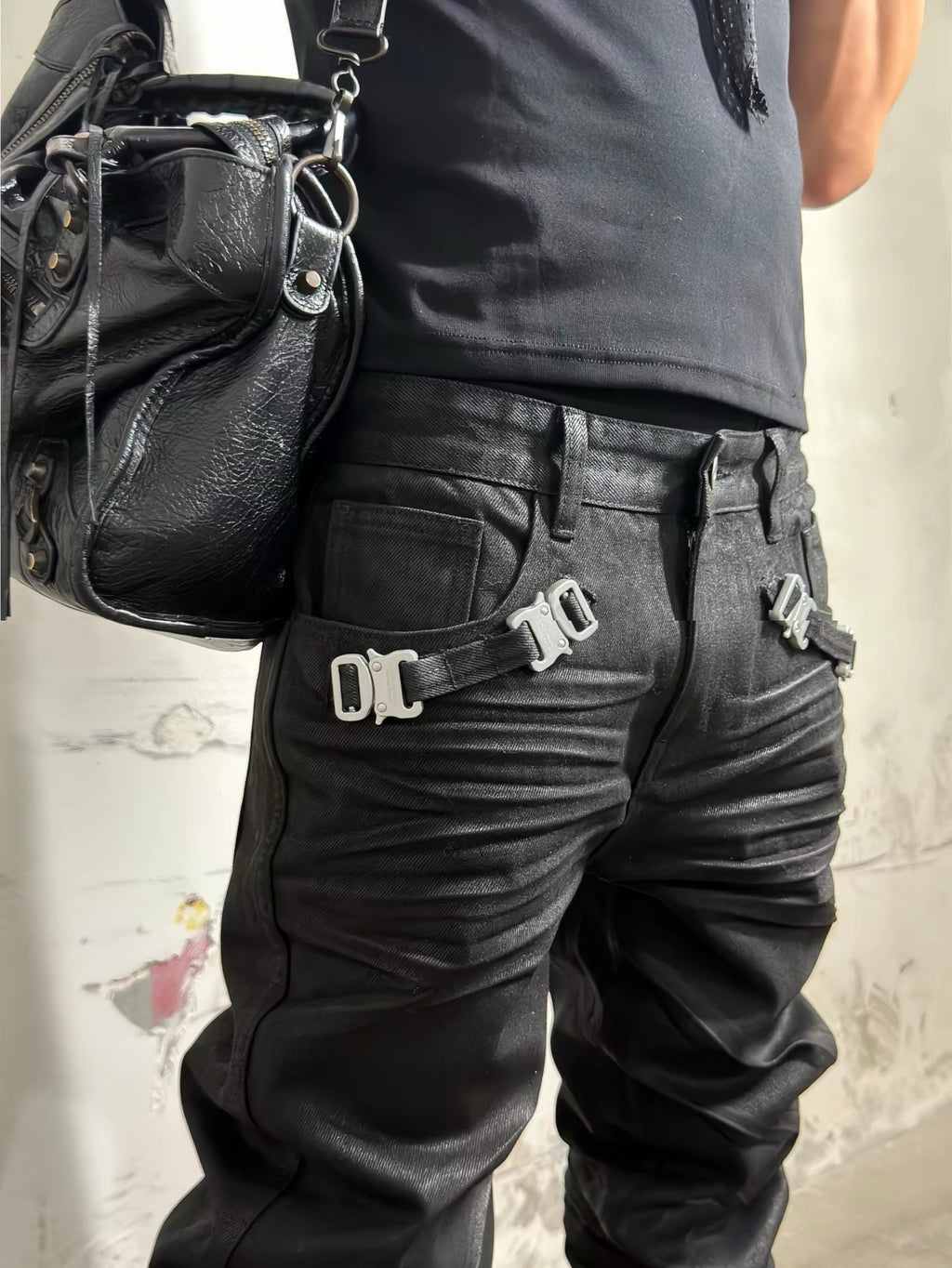 BUCKLE RUCHED COATED PANTS