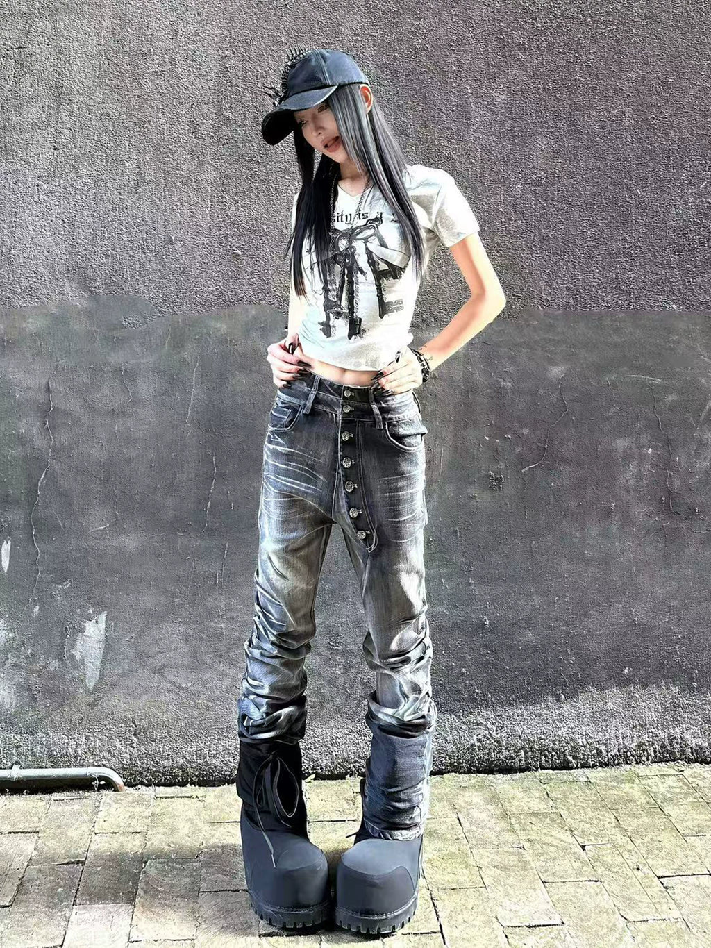 WHISKER CURVED JEANS