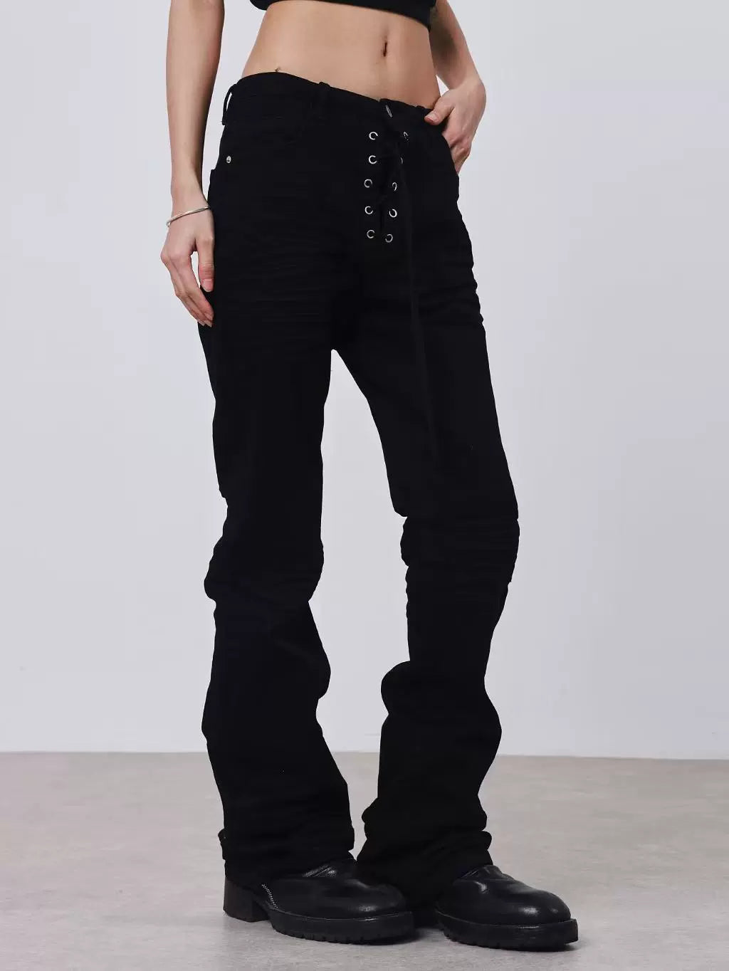DISTRESSED SLIM STRAIGHT JEANS