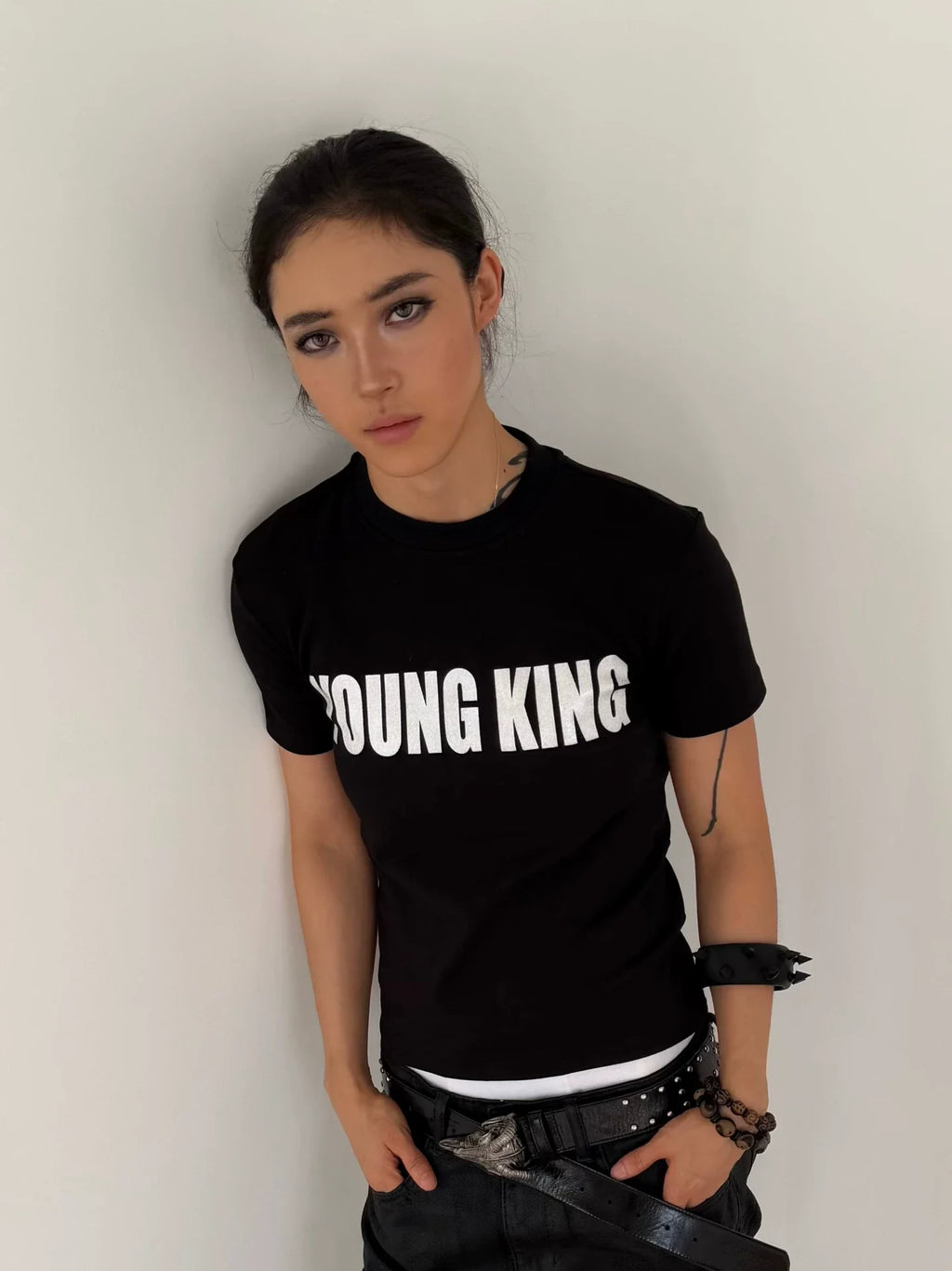 GLITTER PRINT FITTED T-SHIRT