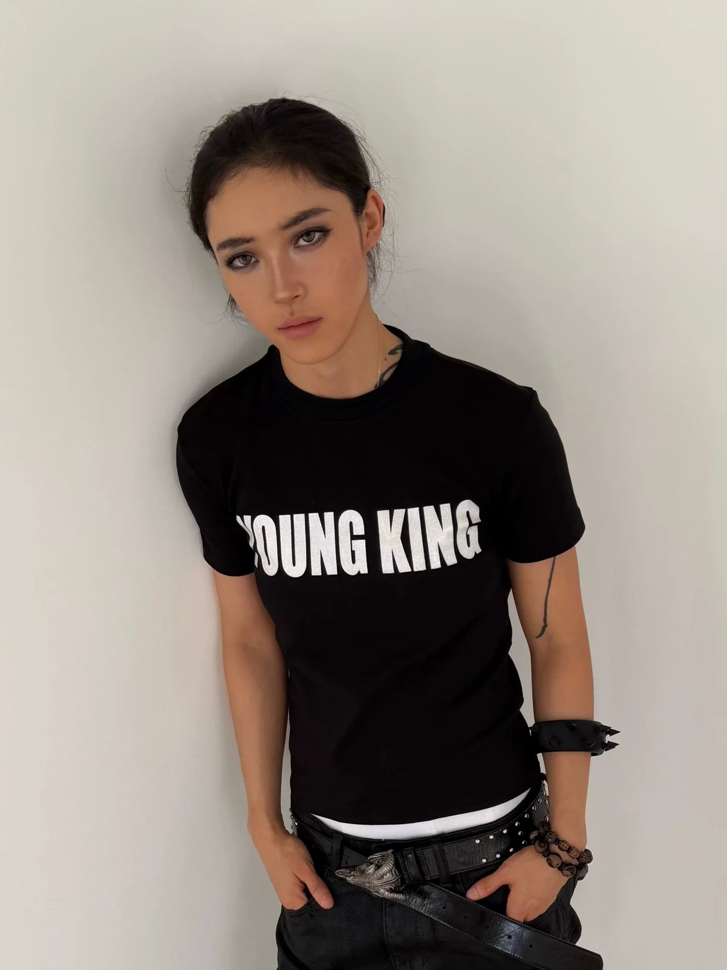 GLITTER PRINT FITTED T-SHIRT