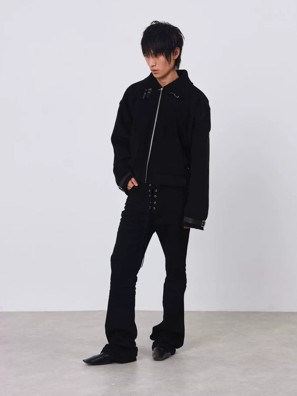 DISTRESSED SLIM STRAIGHT JEANS