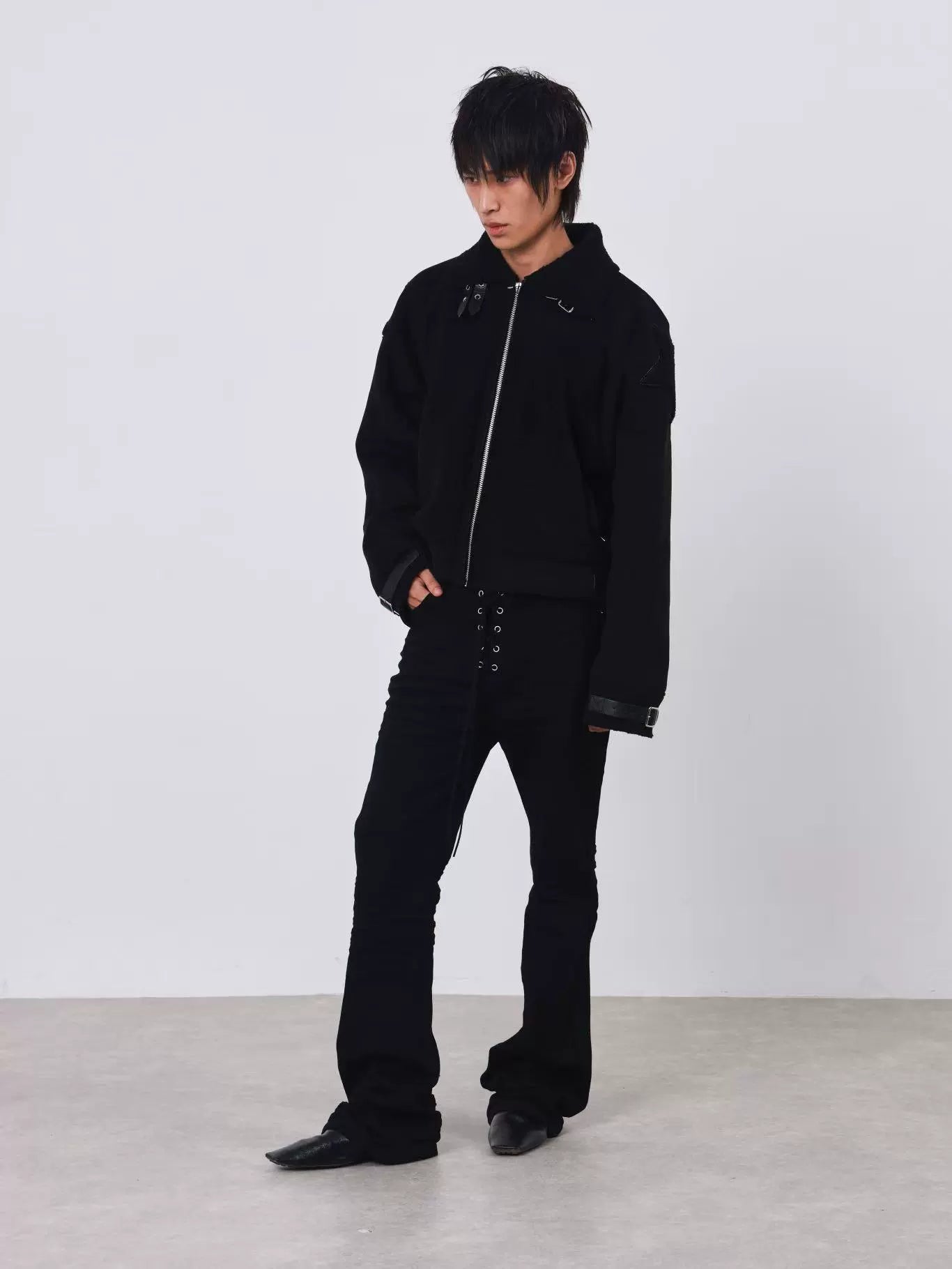 DISTRESSED SLIM STRAIGHT JEANS