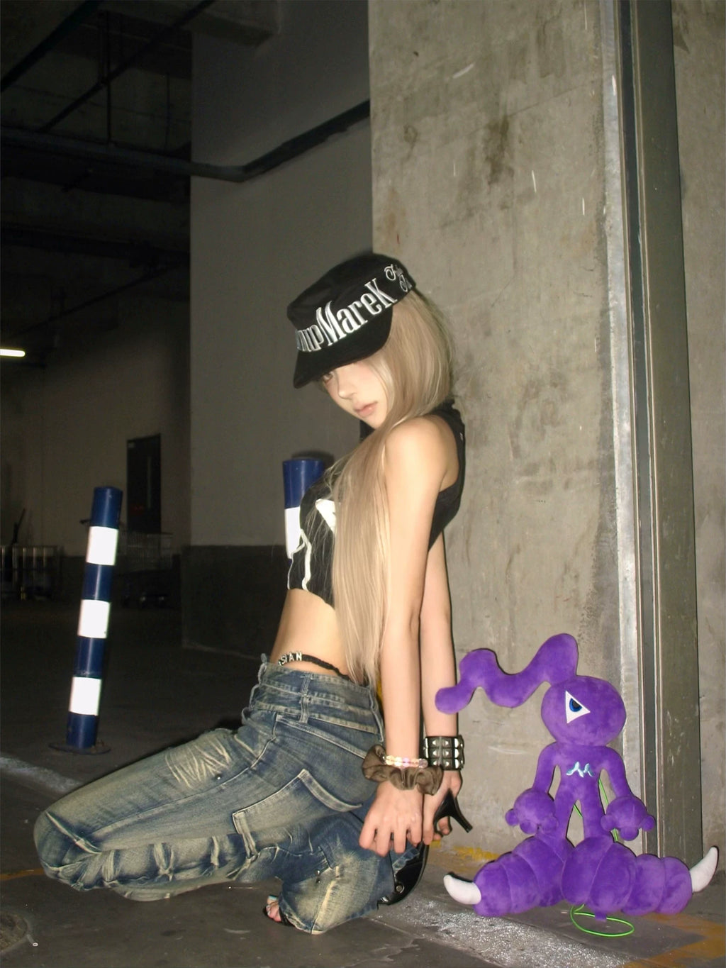 WHISKER CURVED JEANS