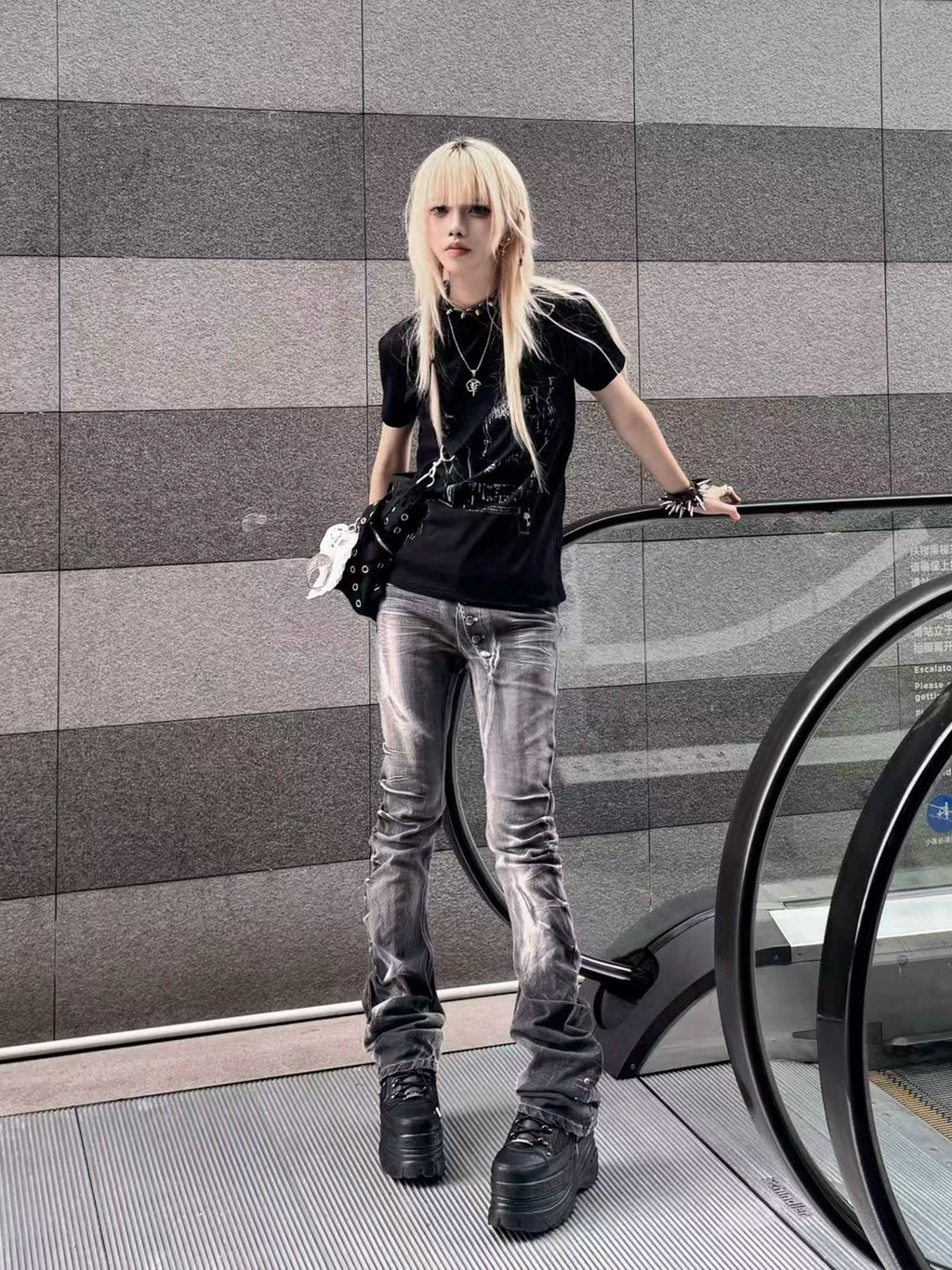 WHISKER CURVED JEANS