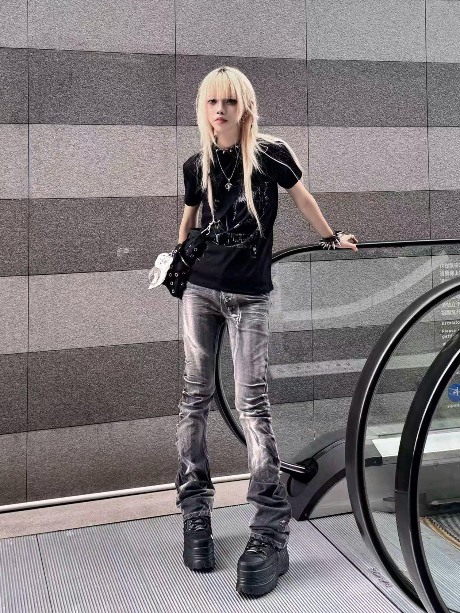 WHISKER CURVED JEANS