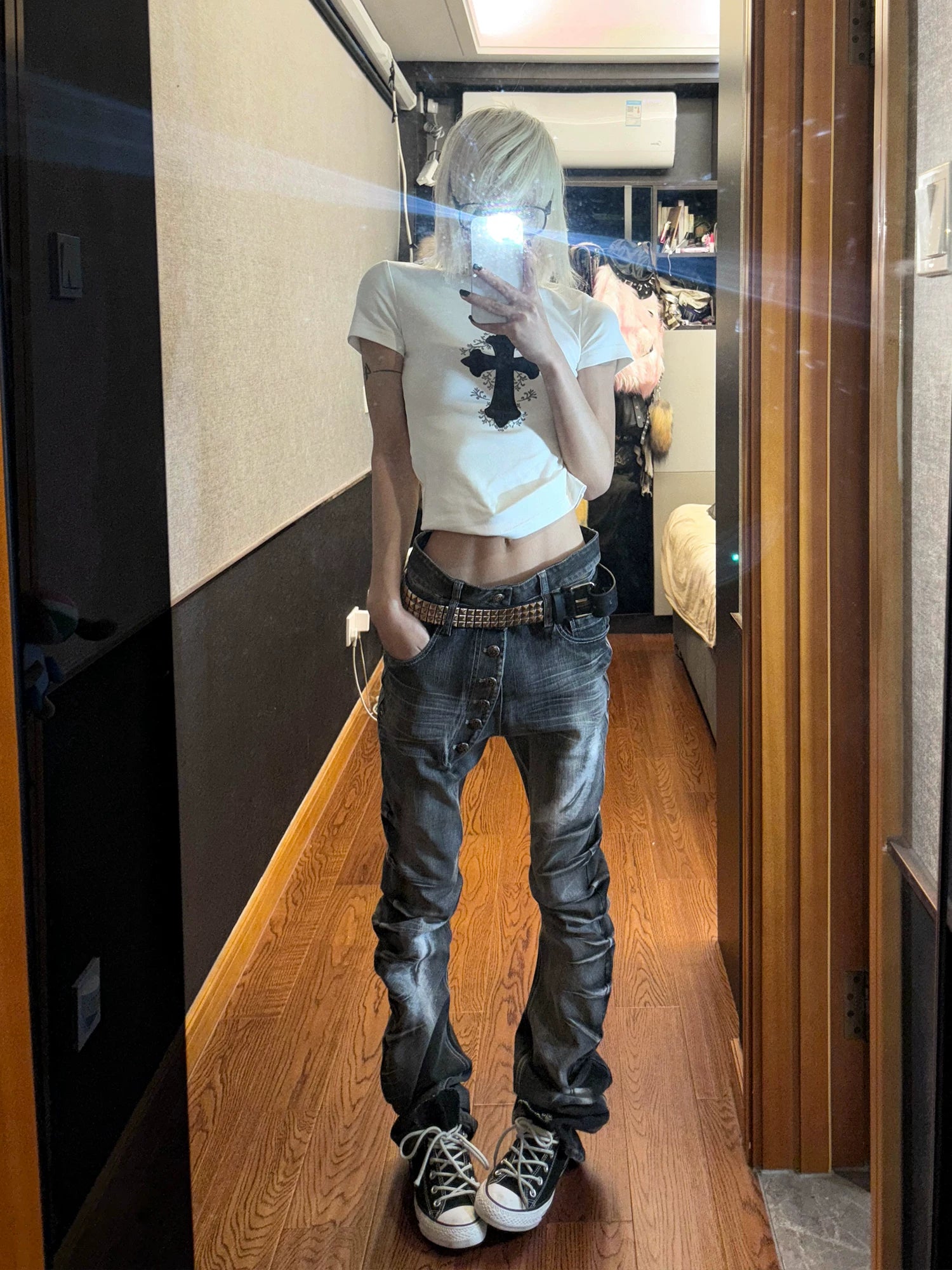 WHISKER CURVED JEANS