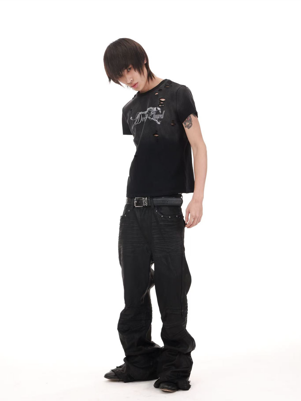 DISTRESSED GRAPHIC TEE
