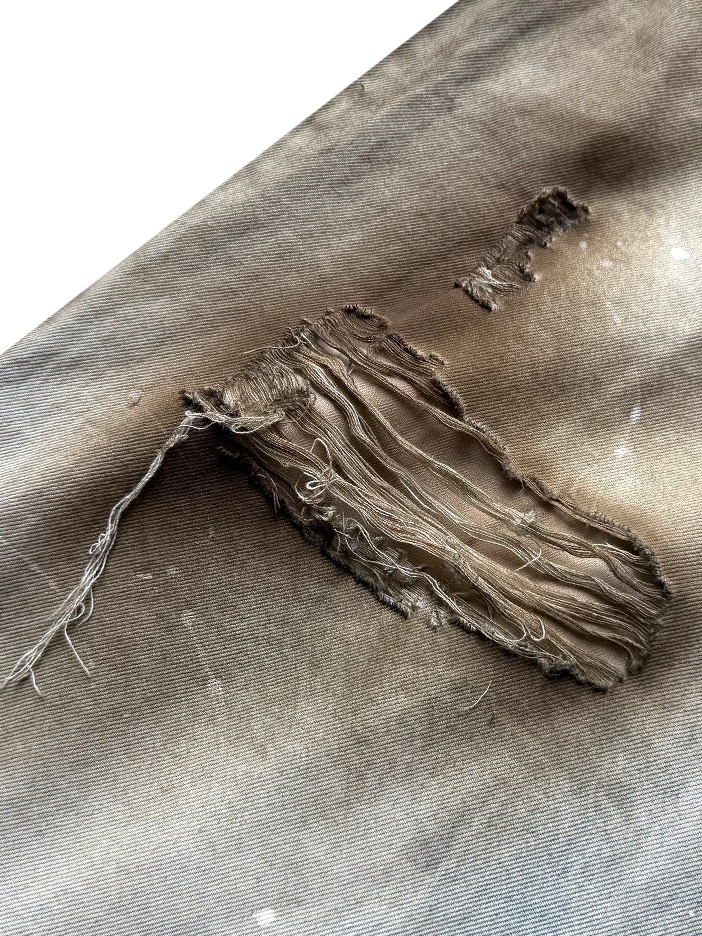DISTRESSED DOUBLE-WAIST JEANS