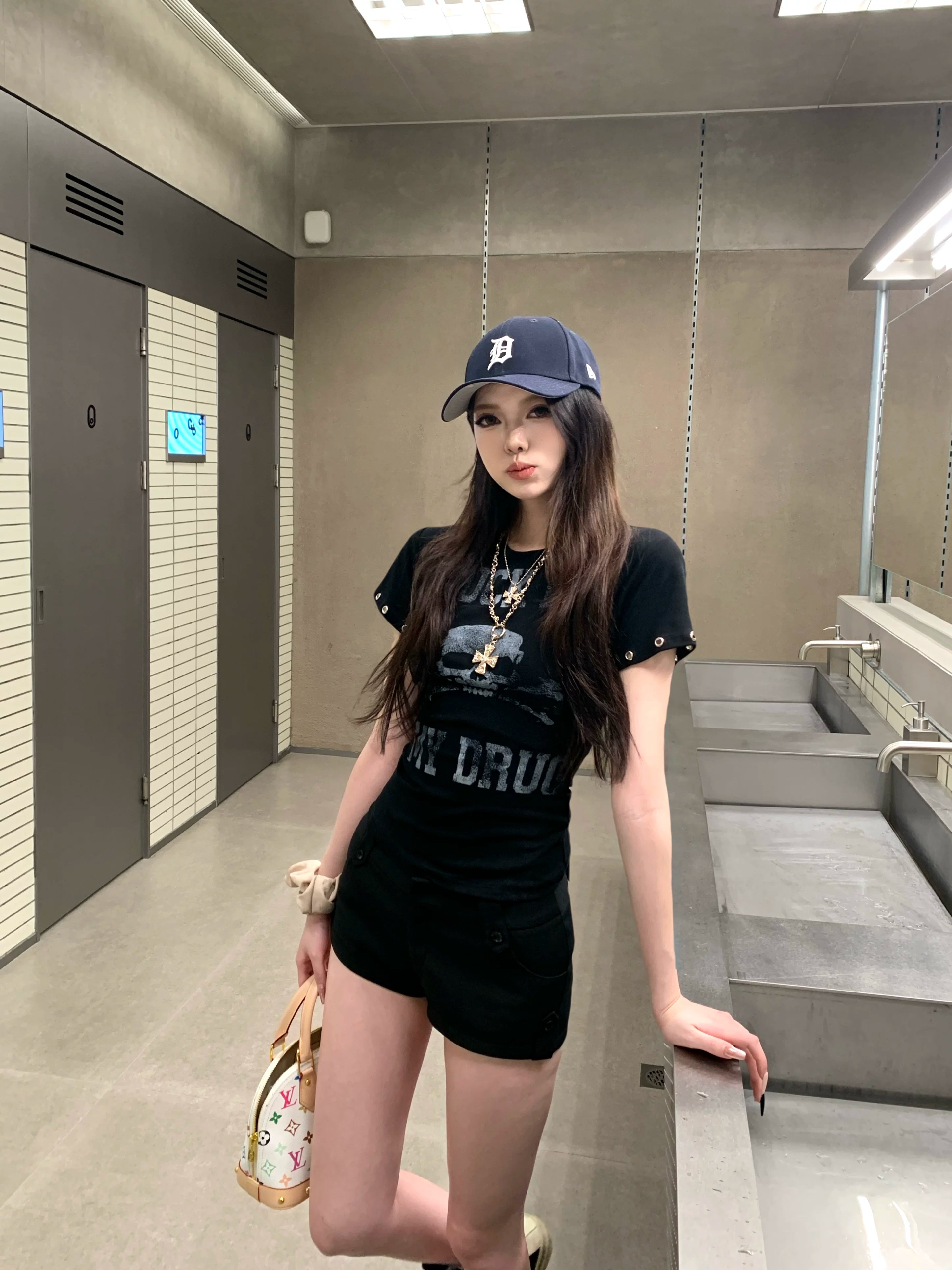 DARK SKULL GRAPHIC TEE