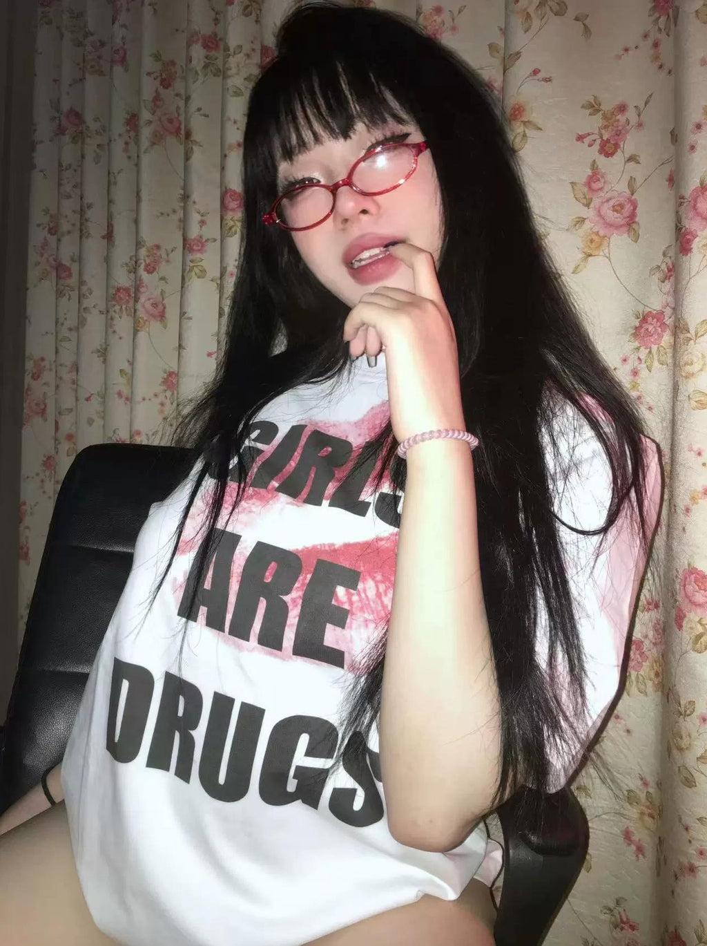 KISSING TEE