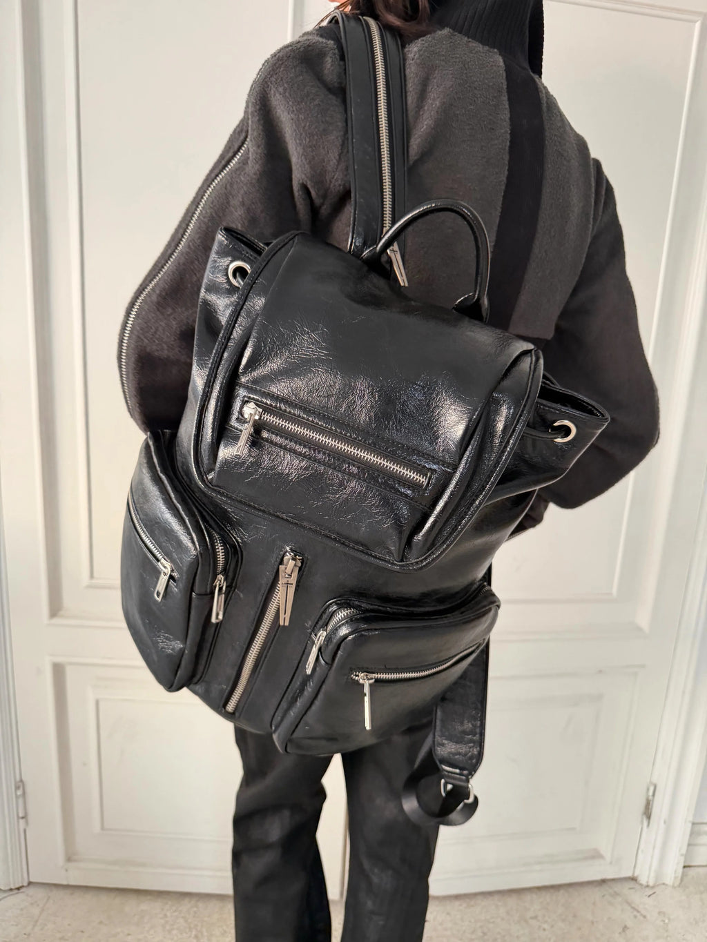 MULTI ZIP TEXTURED BACKPACK 着用時のサイズ感