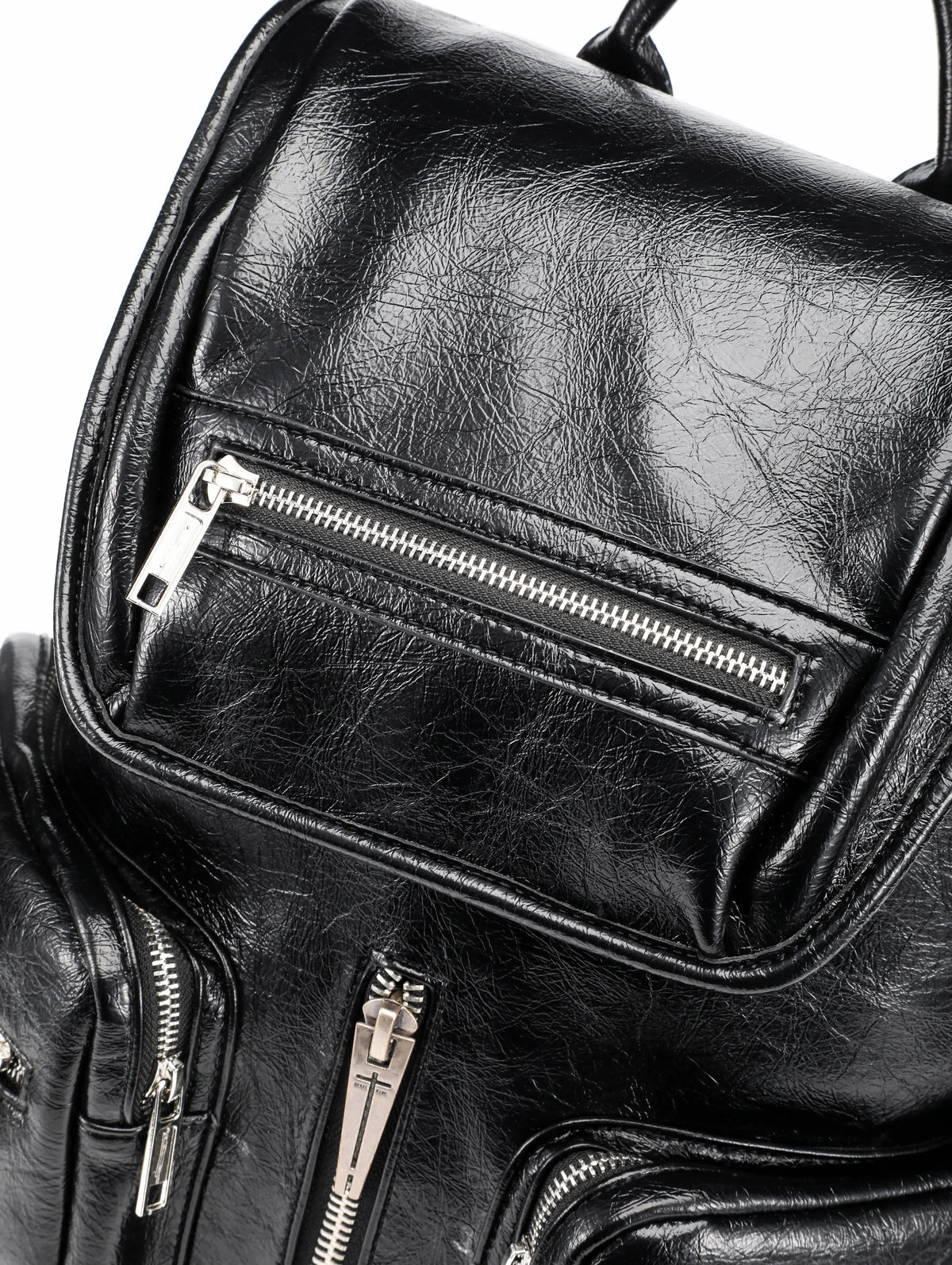 MULTI ZIP TEXTURED BACKPACK フラップと素材の拡大