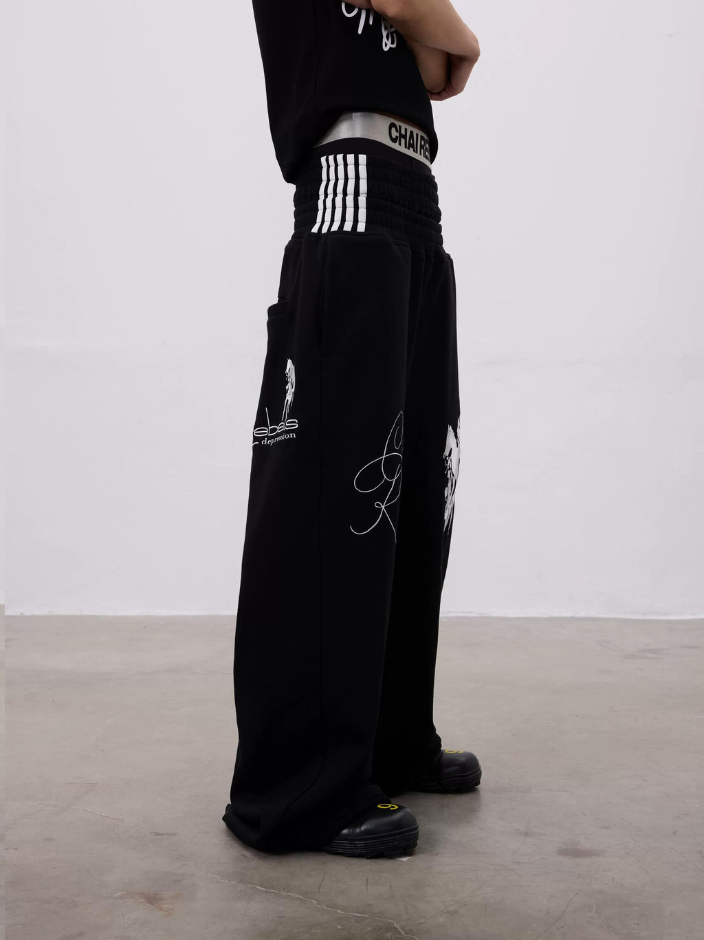 EMBROIDERED BAGGY PANTS