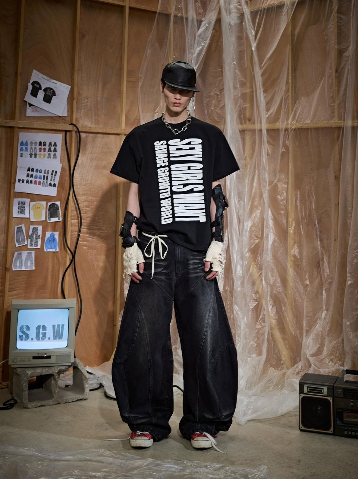 STREET STYLE GRAPHIC TEE